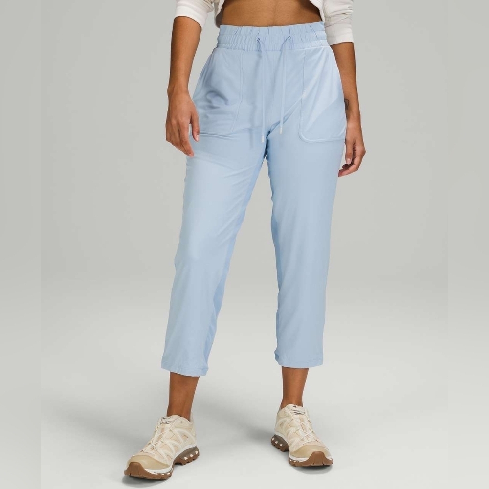 Lululemon Beyond the Studio Crop Size 0 Color Blue Linen Pockets Active W6BKTS